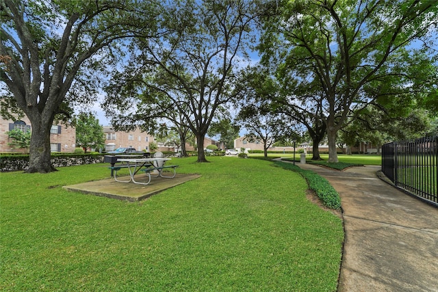 view of property's community featuring a lawn