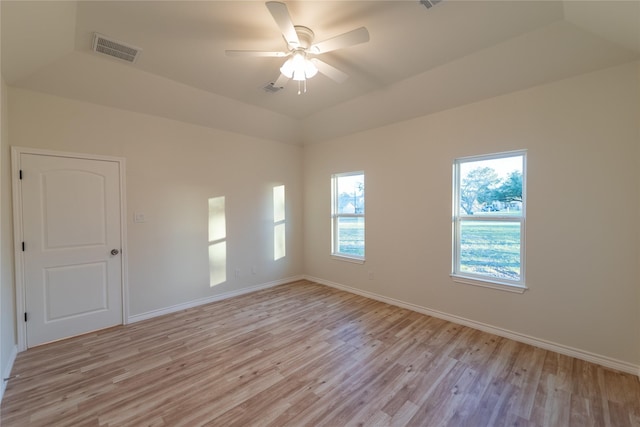 unfurnished room featuring ceiling fan, light wood-style flooring, visible vents, and baseboards