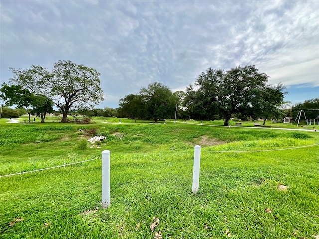 view of yard featuring a rural view