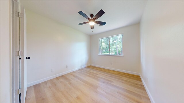 unfurnished room featuring light hardwood / wood-style flooring and ceiling fan