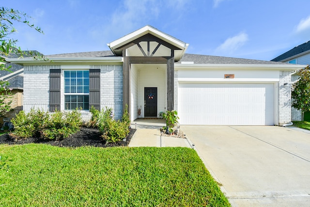 view of front facade featuring a garage and a front yard