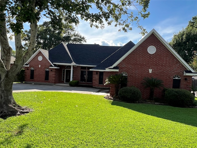 view of front of home featuring a front lawn