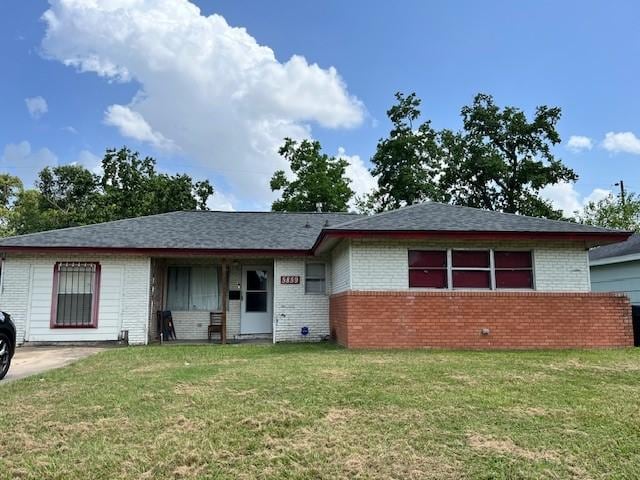 single story home with a front yard