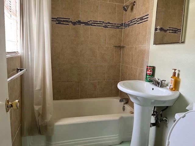 bathroom with shower / bath combo