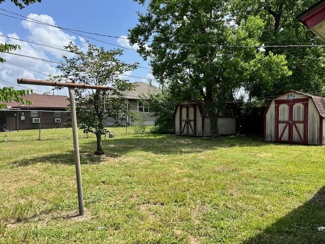 view of yard with a storage unit