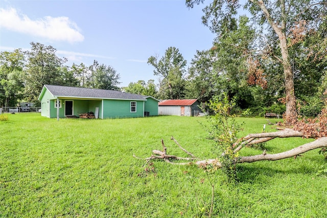 view of yard featuring a shed