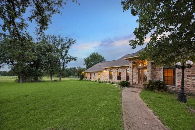 view of yard at dusk