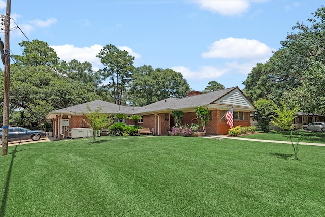 single story home with a front lawn