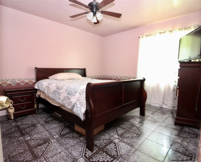 bedroom with ceiling fan