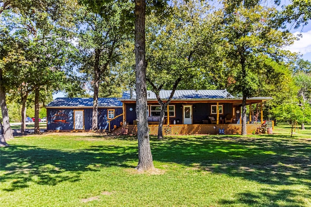 view of front facade featuring a front yard