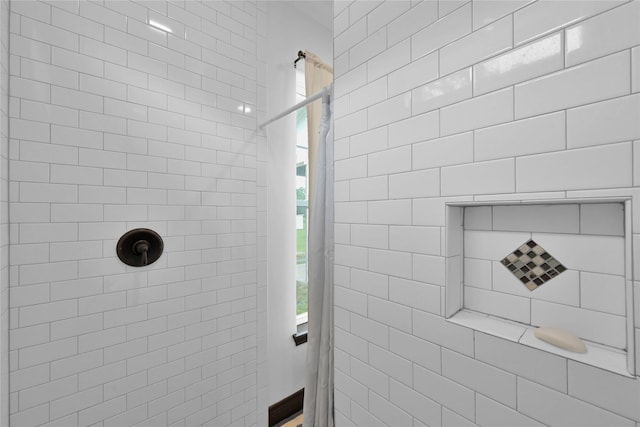 bathroom featuring a tile shower