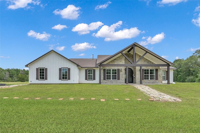 view of front of home featuring a front lawn