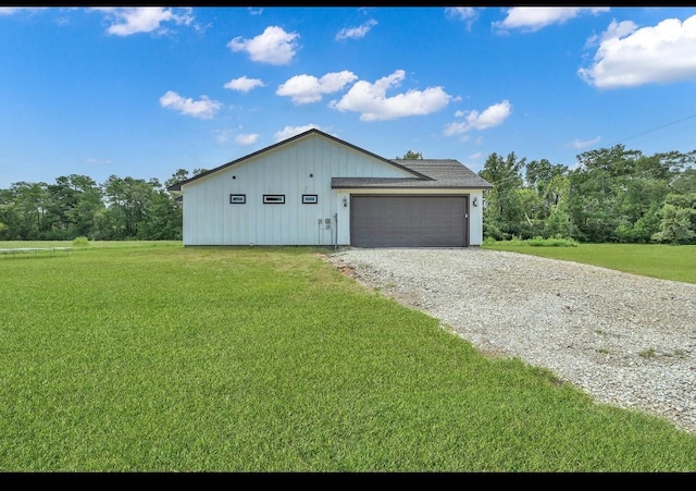 view of front of home featuring a front yard and a garage