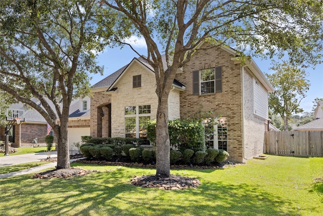 view of front facade featuring a front lawn