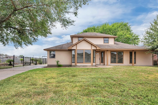 view of front of property with a front yard