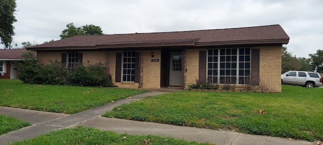 single story home featuring a front lawn