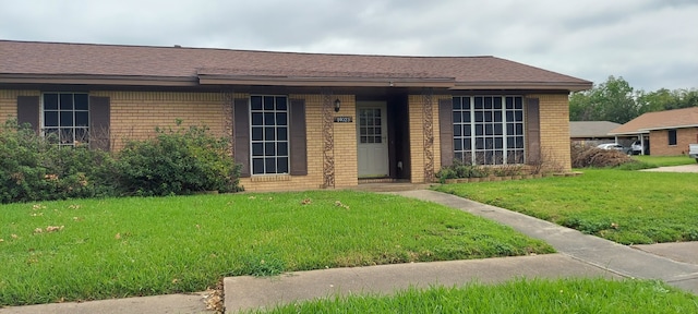 ranch-style house featuring a front yard