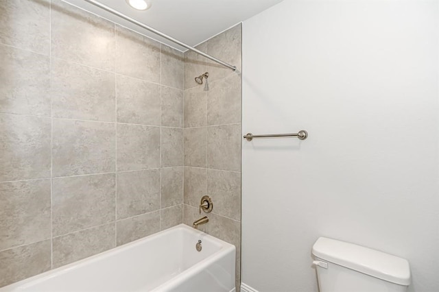 bathroom with tiled shower / bath and toilet