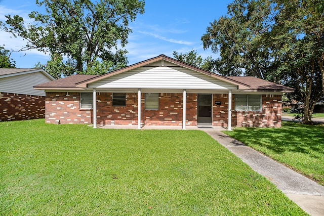 view of front of house featuring a front lawn