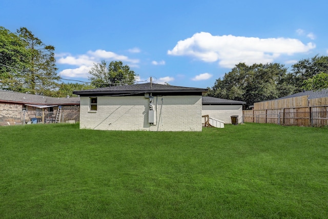 back of house featuring a lawn