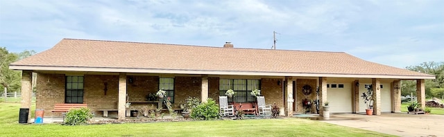 view of front of house featuring a garage and a front yard