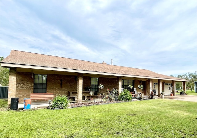 ranch-style house featuring a front lawn