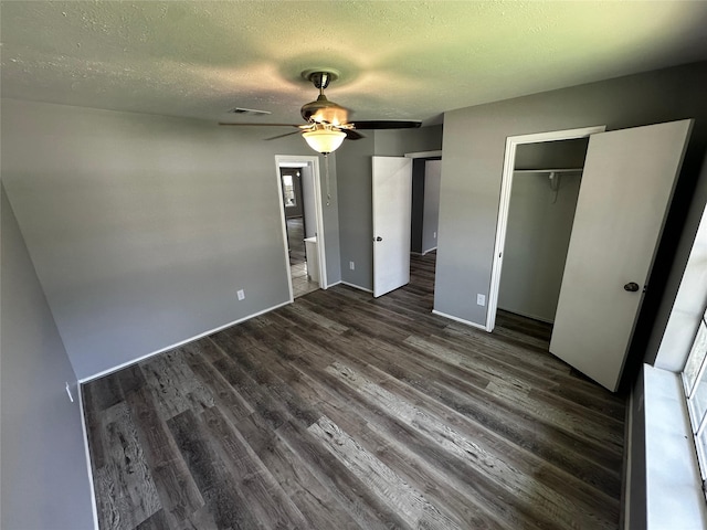 unfurnished bedroom with a closet, a textured ceiling, hardwood / wood-style floors, and ceiling fan