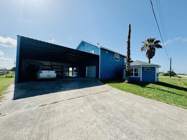 view of front facade featuring a carport and a front yard