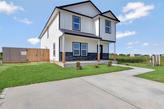 view of front facade with a front lawn