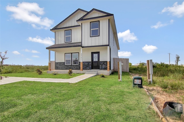 view of front facade featuring a front yard