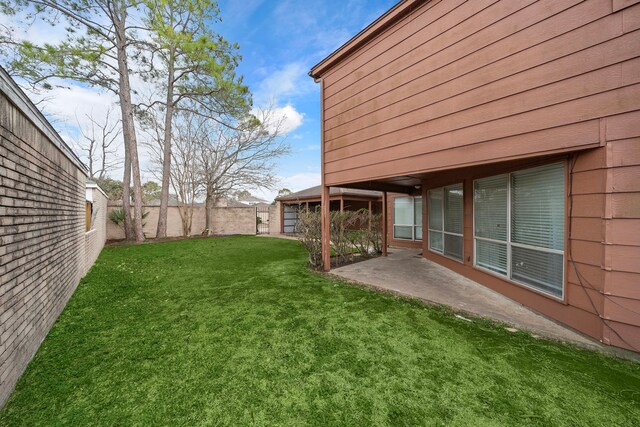 view of yard with a patio area