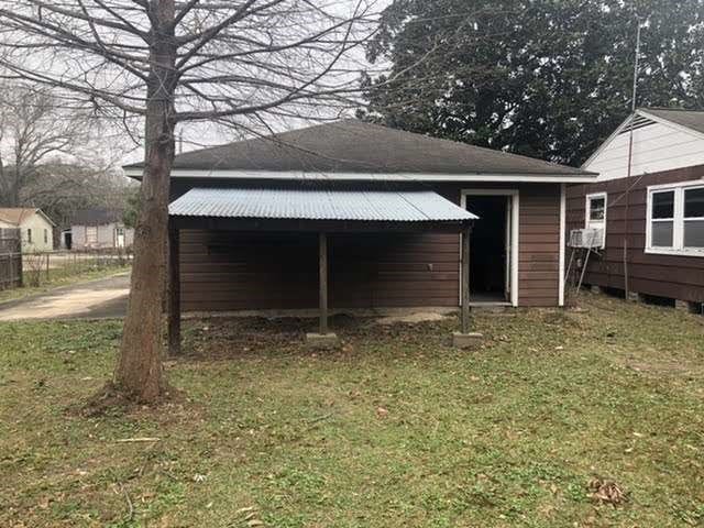 view of outbuilding with a yard