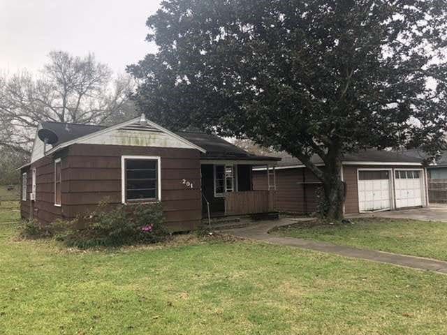 view of front of house featuring a garage and a front lawn