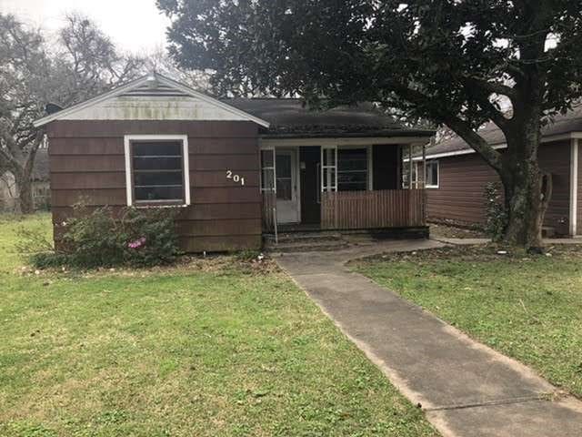 view of front of house with a front lawn