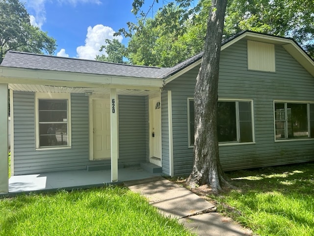 view of front of house with a front yard