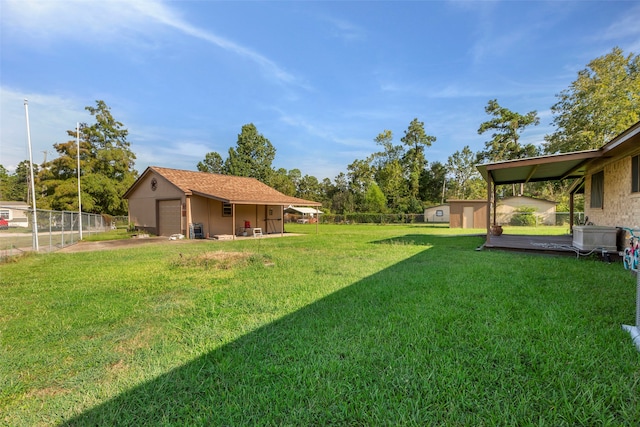 view of yard featuring an outbuilding