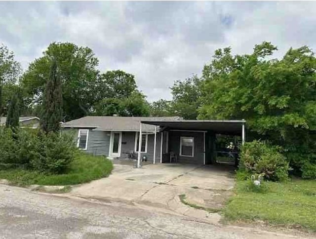 view of front facade featuring a carport and driveway