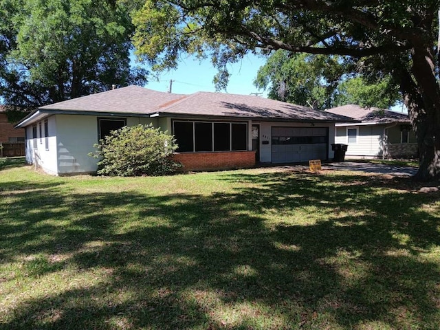 view of front facade featuring a garage and a front yard