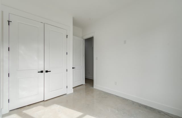 unfurnished bedroom featuring a closet