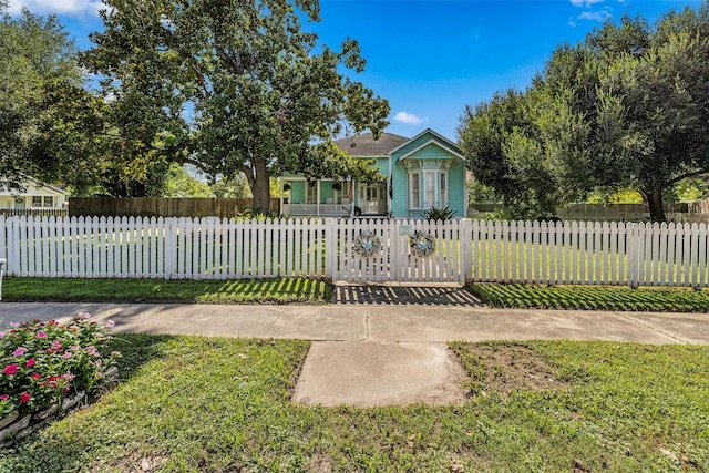 view of front of home featuring a front lawn