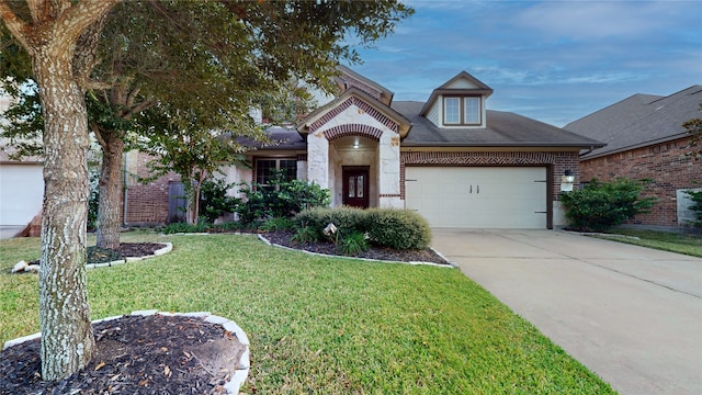 view of front of house featuring a front lawn and a garage