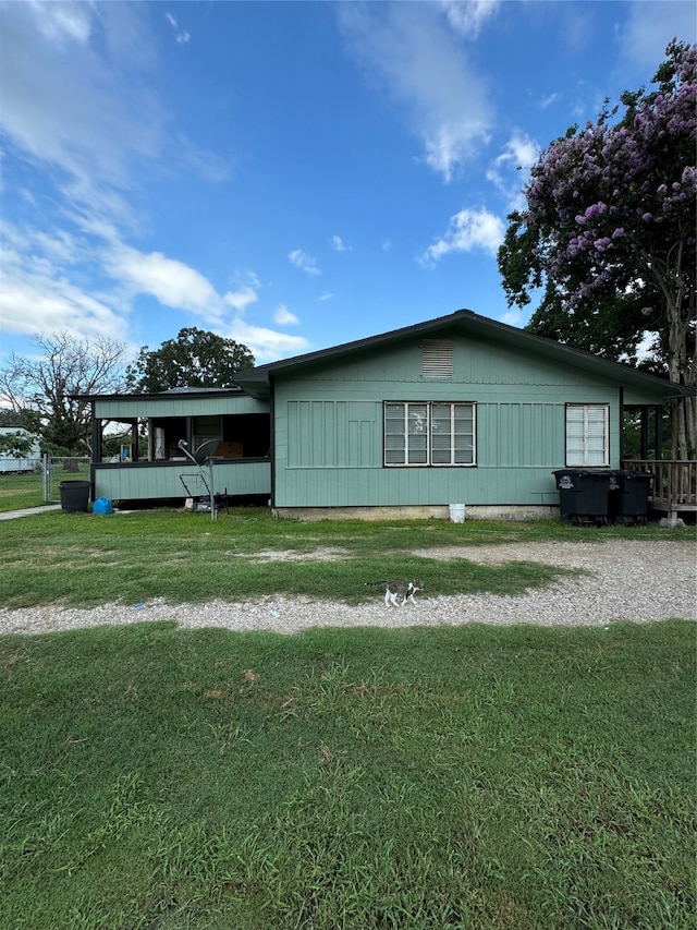 view of front of house with a front lawn