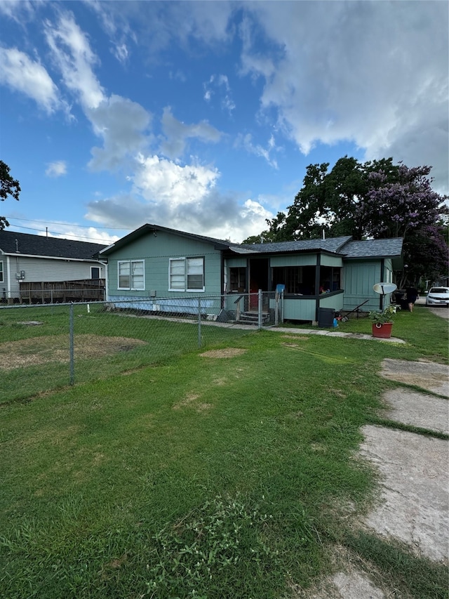 view of front of home featuring a front yard