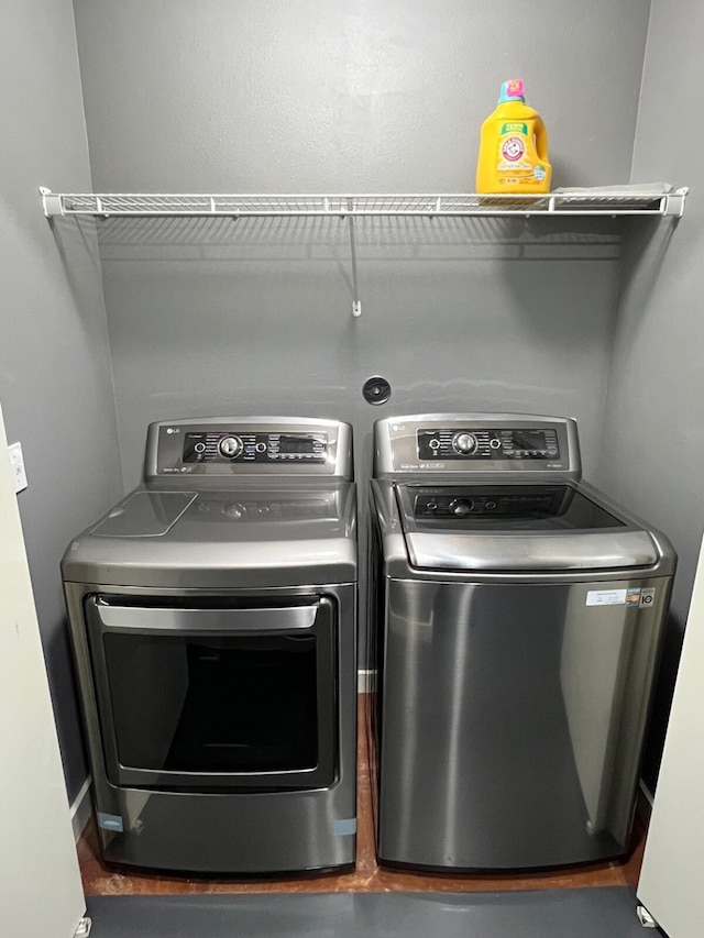 laundry room featuring dark hardwood / wood-style floors and independent washer and dryer