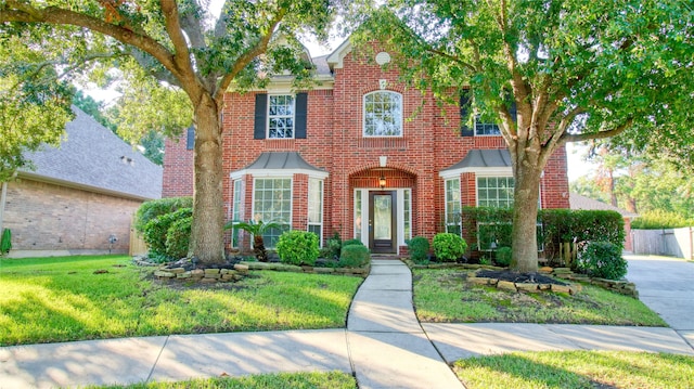 view of front of home featuring a front lawn