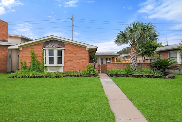 view of front of home featuring a front yard