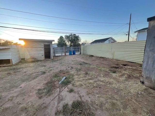 view of yard at dusk