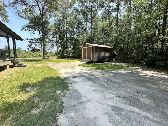 view of yard featuring an outdoor structure