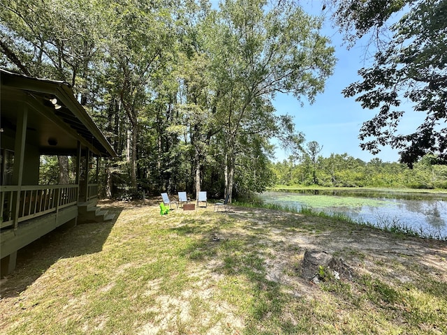 view of yard featuring a water view