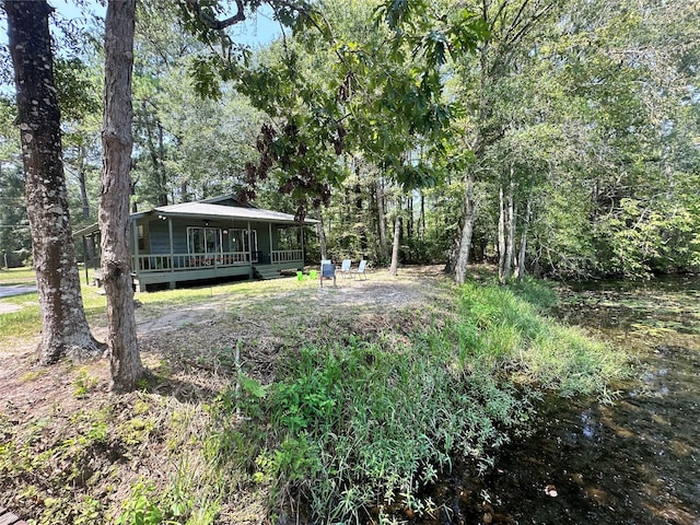 view of yard featuring a water view